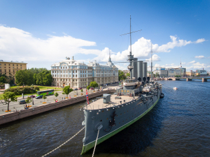 Крейсер "Аврора" вернулся на Петроградскую набережную после реставрационных работ